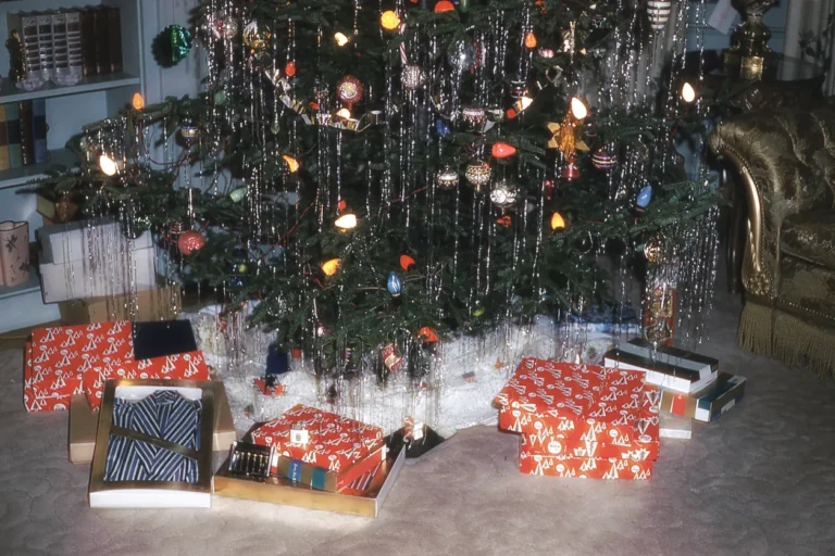 What Christmas Looked Like in the 90s — And Why We Miss It
